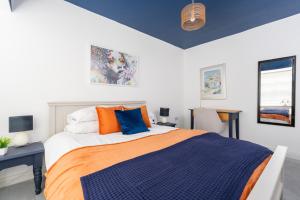 1 dormitorio con 1 cama extragrande y escritorio en Hilltop House in Central Manchester - Free Parking en Mánchester