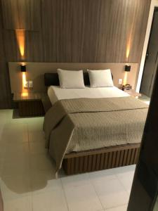 um quarto com uma cama grande e 2 almofadas em HOTEL BIGSTAR em Salvador