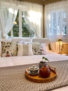 sypialnia z łóżkiem z tacą z jedzeniem w obiekcie Gorgeous Private Estate With Ocean and Mountain View w mieście Nanoose Bay