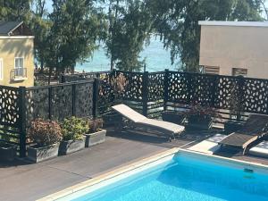 Bazen u ili blizu objekta Newly Renovated Studio Apartment with Rooftop Pool, Few Steps to the Beach