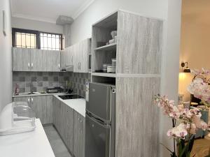 Kuhinja ili čajna kuhinja u objektu Newly Renovated Studio Apartment with Rooftop Pool, Few Steps to the Beach