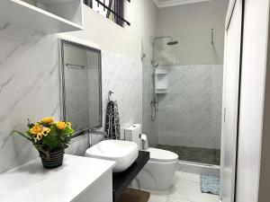 Kupatilo u objektu Newly Renovated Studio Apartment with Rooftop Pool, Few Steps to the Beach