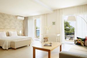 Giường trong phòng chung tại Afitis Boutique Hotel