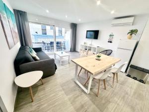Μια τηλεόραση ή/και κέντρο ψυχαγωγίας στο Roses Apartments Beach - 3 rooms 2baths +6 φωτογραφίες