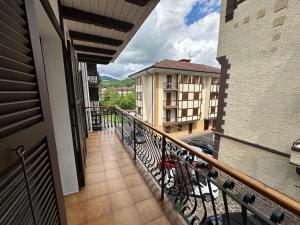 a balcony with a view of a building at Precioso apartamento en el corazón de Elizondo in Elizondo