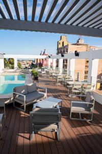 een terras met stoelen en een zwembad in een gebouw bij HOTEL ARENALES in San Fernando del Valle de Catamarca