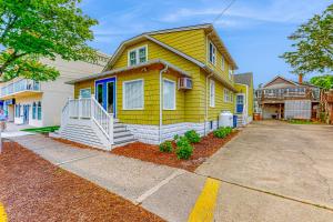 una casa amarilla con una entrada delante de ella en Town of Rehoboth Beach 45 Baltimore Ave en Rehoboth Beach