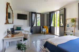 1 dormitorio con cama, mesa y escritorio en Residenza Avezzano Bed and Breakfast en Avezzano