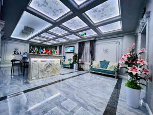 uma sala de estar com lareira e um tecto com clarabóias em Medina Hotel Samarkand em Samarkand