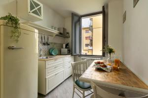 una cucina con tavolo in legno e frigorifero di Residenza Avezzano Bed and Breakfast ad Avezzano