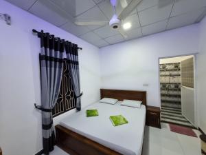 Postel nebo postele na pokoji v ubytování Nilaveli Guest House