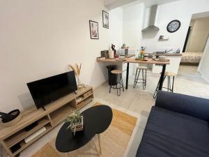 Μια τηλεόραση ή/και κέντρο ψυχαγωγίας στο Le cocon centre ville au calme Oc Keys 34