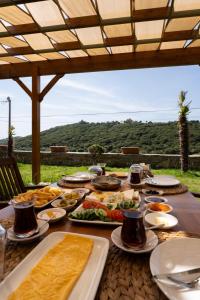 uma mesa com um monte de comida em TERRA GAİA Hotel em Gokceada Town