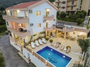 Piscina de la sau aproape de Villa Lux Rajović