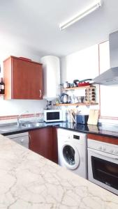 Afbeelding uit fotogalerij van AlcaidesaBnb - Acogedor Apto. in Alcaidesa