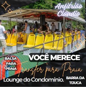 un autobus con sedie gialle e persone sopra di Flat com Vista Panorâmica na Barra da Tijuca a Rio de Janeiro