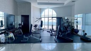 Fitness centrum a/nebo fitness zařízení v ubytování 12B - Cozy Apartment with Stunning Ocean View