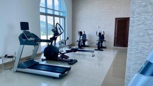 Fitness centrum a/nebo fitness zařízení v ubytování 12B - Cozy Apartment with Stunning Ocean View