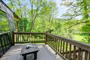 Balkoni atau teres di Highlands Cabin on Buck Creek about 8 Mi to Town!