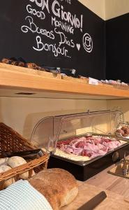 Makanan di atau berdekatan hotel