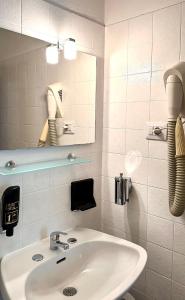 リーヴァ・デル・ガルダにあるAlbergo Varoneのバスルーム(洗面台、鏡付)
