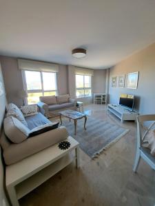 a living room with a couch and a table at La Bonita Ador Apartamento in Ador
