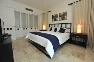 Säng eller sängar i ett rum på Watermark Luxury Oceanfront Residences