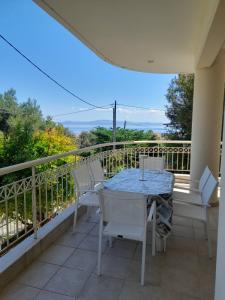 a patio with a table and chairs on a balcony at Χαλκιδική Κρυοπηγή in Kriopigi