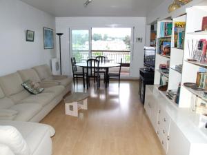 ein Wohnzimmer mit Sofa und Tisch in der Unterkunft Appartement dans résidence, plage et centre ville à pied in Saint-Jean-de-Luz