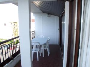 einen Balkon mit einem Tisch und Stühlen darauf in der Unterkunft Appartement dans résidence, plage et centre ville à pied in Saint-Jean-de-Luz