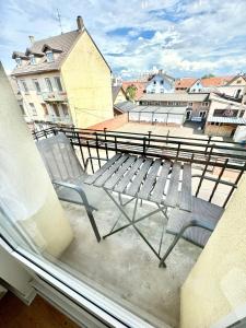 un banc installé au-dessus d'un balcon dans l'établissement Le Cosy T2 15 min de Strasbourg, à Bischheim