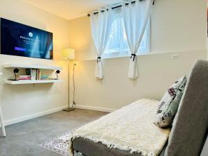 TV a/nebo společenská místnost v ubytování 2BR 1BA Garden View Guest Suite - King-size Bed - Free Parking