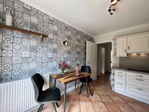 eine Küche mit einem Tisch und Stühlen im Zimmer in der Unterkunft Johannsen Huis, Appartement Bent in Tinnum