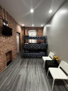 um quarto com uma lareira e uma parede de tijolos em 31 Street Broadway Hotel em Nova York