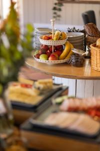 una mesa con una bandeja de fruta en un estante en Pension Slægtsgaarden en Allinge