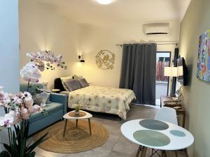 Prostor za sedenje u objektu Newly Renovated Studio Apartment with Rooftop Pool, Few Steps to the Beach