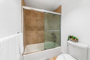 Un baño de Oceanfront Condo with Ocean View and Beach Access
