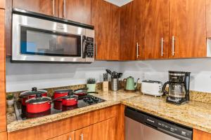 Una cocina o kitchenette en Oceanfront Condo with Ocean View and Beach Access
