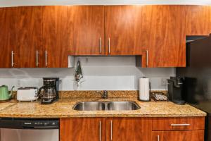 Una cocina o kitchenette en Oceanfront Condo with Ocean View and Beach Access