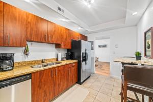 Una cocina o kitchenette en Oceanfront Condo with Ocean View and Beach Access