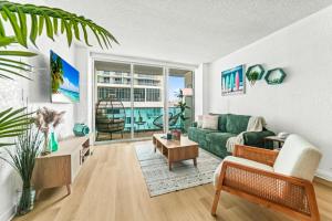 Un lugar para sentarse en Oceanfront Condo with Ocean View and Beach Access