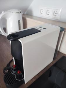 - une machine à café blanche assise sur un comptoir dans l'établissement Lainela puhkeküla, à Käsmu