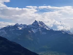 Blick auf eine schneebedeckte Bergkette in der Unterkunft Le Perchoir in Gryon