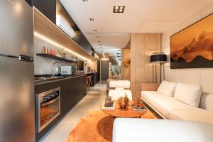 リオデジャネイロにあるUnhotel - Bossa Design Studios Ipanema, Perto da Praiaのソファとテーブルのあるリビングルーム