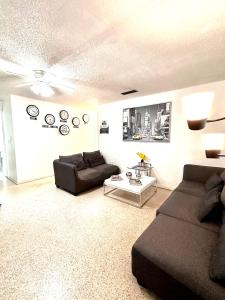 uma sala de estar com um sofá e uma mesa em Miami House em Miami