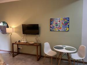 TV a/nebo společenská místnost v ubytování Newly Renovated Studio Apartment with Rooftop Pool, Few Steps to the Beach