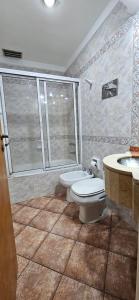 uma casa de banho com um WC e um lavatório em Astoria Hotel em Buenos Aires