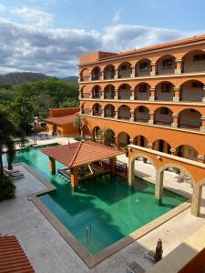 un hotel con piscina frente a un edificio en Marina Park Plaza Q, en Santa Cruz Huatulco