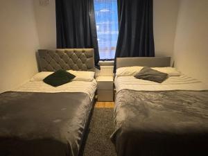 Postel nebo postele na pokoji v ubytování Fleetway Private Quadraple Room in Central London