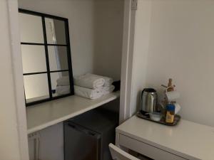 Příslušenství pro přípravu čaje a kávy v ubytování Fleetway Private Quadraple Room in Central London